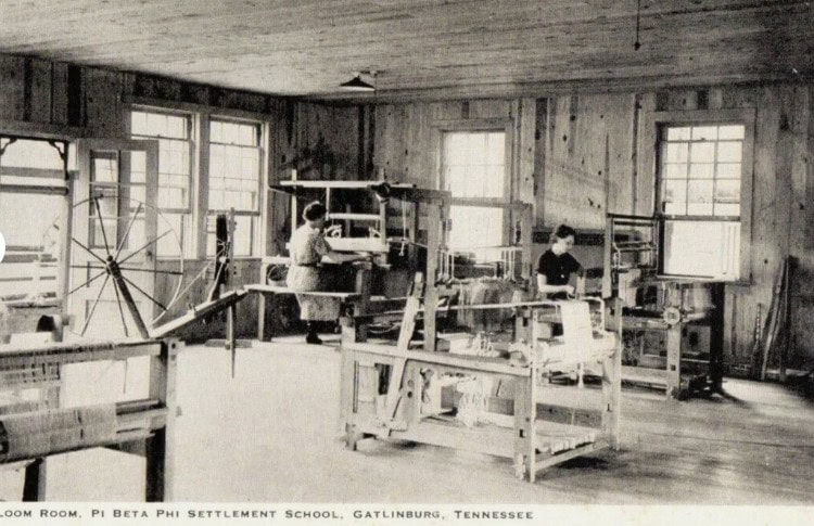settlement school gatlinburg.1920 postcard